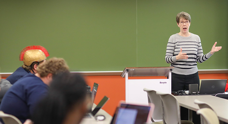Dr. Jennifer Abbott teaching a Rhetoric class.