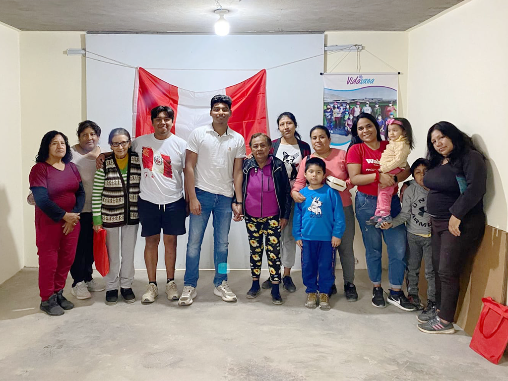 Jacob Ramirez ’25 (center) provided health assistance to various communities across Peru as an intern with the GHI-Peru team.